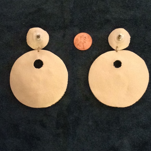 Handmade beadwork attached to leather disc pierced - Picture 2 of 2